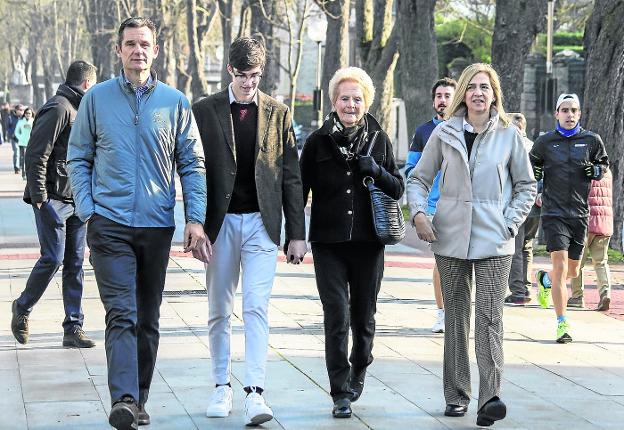 Urdangarin, en Vitoria junto a la Infanta Cristina, su madre y uno de sus hijos. / JESÚS ANDRADE