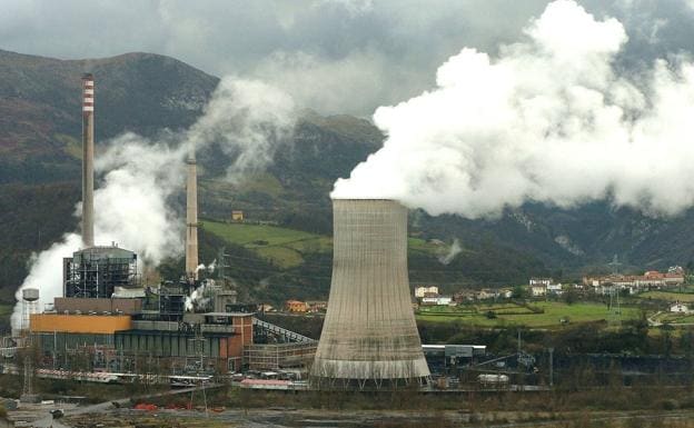 La central térmica de Soto de Ribera, en las proximidades de Oviedo./J. L. Cereijido (EFE)