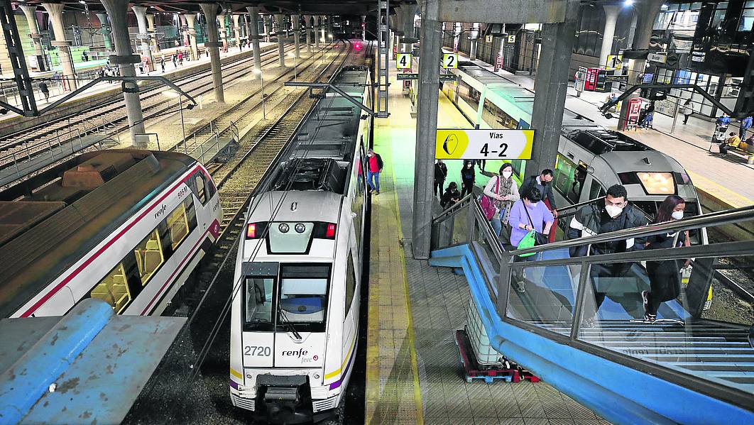 Oviedo. El tren, procedente de Colombres, llega a Oviedo, donde apenas se bajan pasajeros.