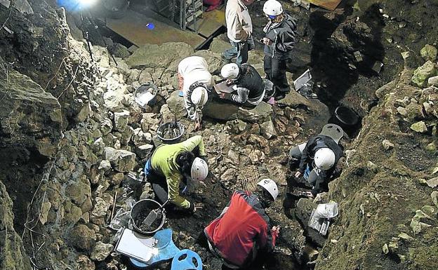 El Portalón de Cueva Mayor. El yacimiento, en plena excavación, y dos piezas de desueradoras cerámicas de la edad del bronce halladas allí. /Laboratorio Evolución Humana (ubu)