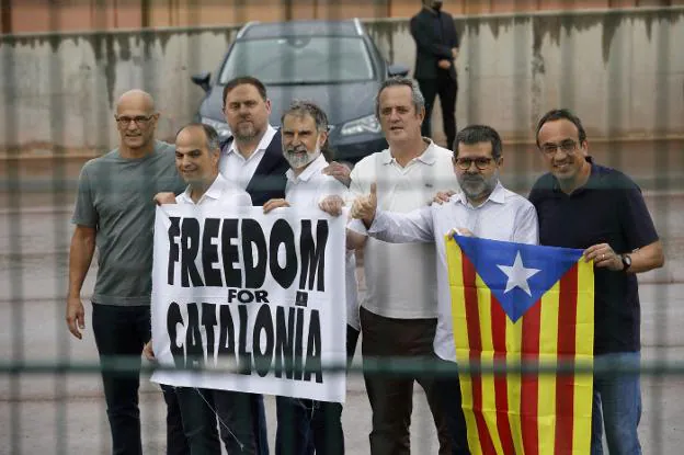 Los siete presos de Lledoners posan con una estelada y un cartel de 'libertad para Cataluña' tras salir de la prisión el miércoles. / E. P.