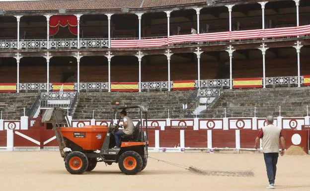 La plaza de toros de El Bibio, durante las labores de preparación para esta feria de Begoña. /Juan Carlos Tuero