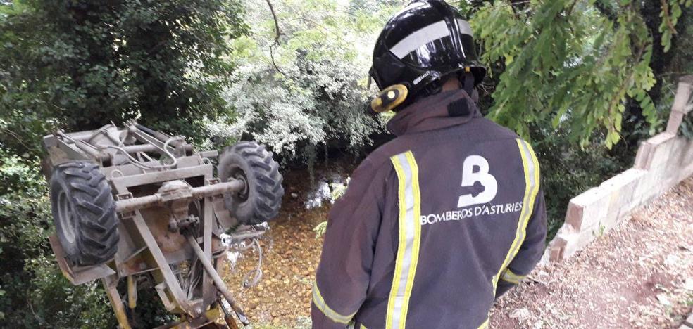 Un trabajador grave tras caer con una hormigonera por un desnivel de 20 metros en Proaza - Vimarsana News