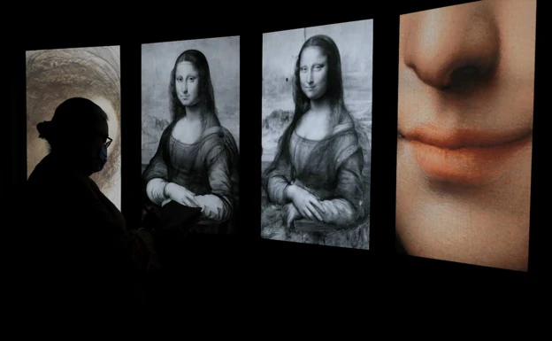 Un aspecto de la exposición en la que se confronta la 'Mona Lisa' del Prado con al del Louvre y otras copias de obras de Leonardo. /EFE