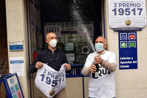 Los loteros de la administración 16 de Valencia celebran haber despachado 103 series del 19517. / BIEL ALIÑO / EFE