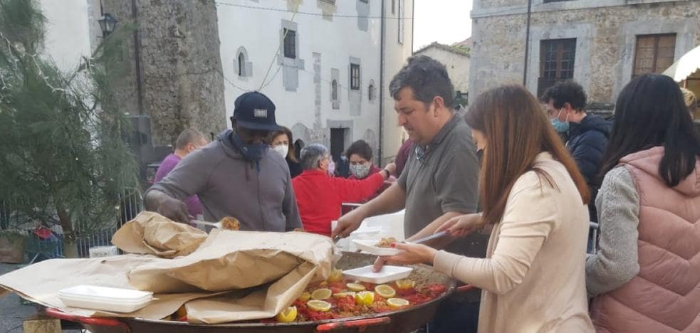 Llanes despacha 260 raciones de paella mixta a beneficio de los damnificados de La Palma