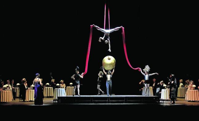 El acróbata Davide Riminucci, en pleno vuelo./Andrea Ranzi (Casaluci-Ranzi)