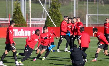Los jugadores del Sporting, en el entrenamiento de este viernes/D. Arienza
