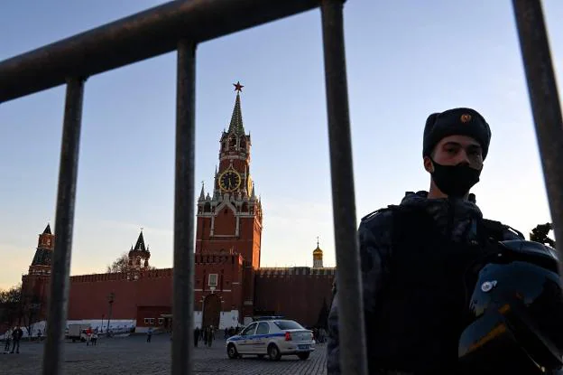 Un agente de seguridad ruso protege la entrada a la Plaza Roja de Moscú. / AFP