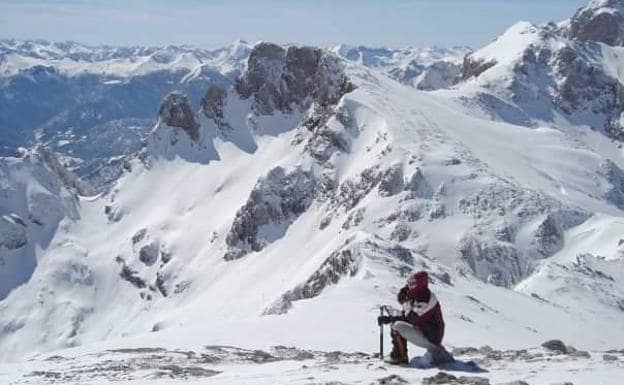 Mónica Valdés durante una travesia invernal por altas cumbres