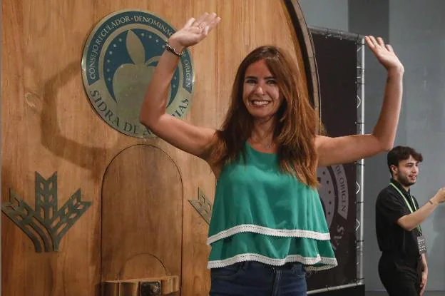 The Asturian actress Paula Prendes, next to a barrel, celebrates being a representative of cider. 