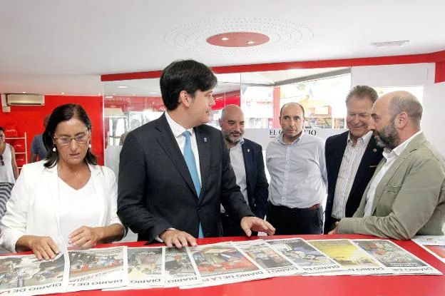 Borja Sánchez stands with Teresa Fernández, Santos Tejón, Carlos Prieto, Felix Bargano and Diego Oliveira at EL COMERCIO. / Jesse Turo