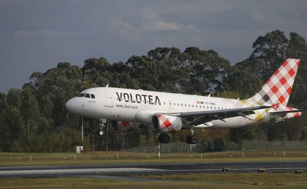 Un avión de Volotea, sobre la pista del aeropuerto asturiano./D. ARIENZA