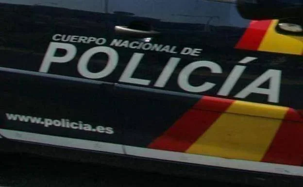 Un hombre armado con una guadaña fue detenido en A Coruña mientras ordenaba su pincho tortilla./EC
