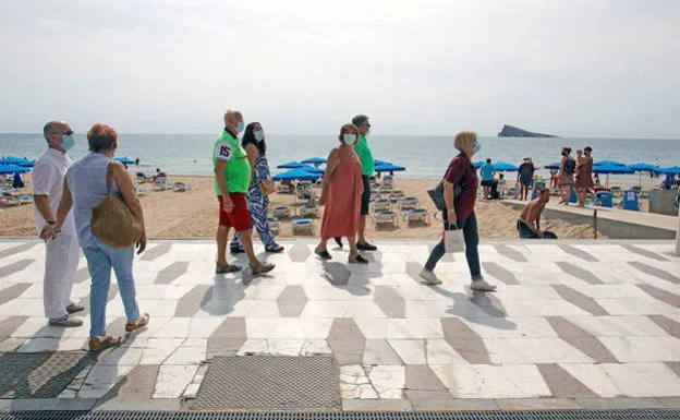 Un grupo de mayores disfruta de unas vacaciones en la playa/EFE