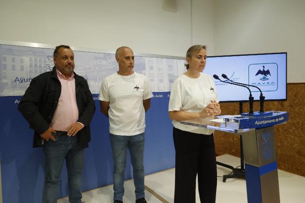 Pelayo García, Alejandro Peláez y Marta Reneses, ayer en el Ayuntamiento de Avilés.
/ARNALDO GARCÍA