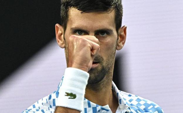 Puño en alto de Djokovic para celebrar su victoria en octavos