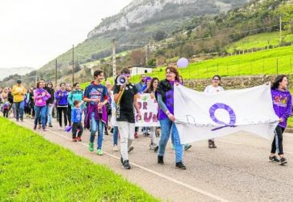 Marcha femenina en Cabrales  El Comercio