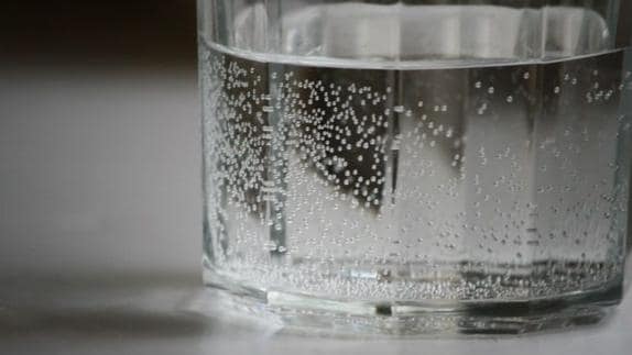 Por qué salen pequeñas burbujas en los vasos de agua? | Comercio