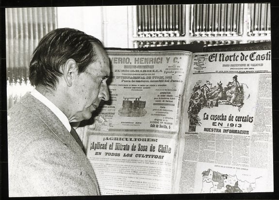 Miguel Delibes, en la redacción de 'El Norte de Castilla', junto a un número conmemorativo del decano de la prensa diaria española. /