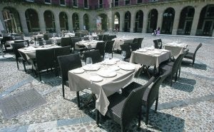 La plaza Mayor estrena terrazas con polémica por el mobiliario | El